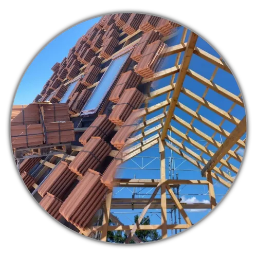 Charpente en bois en construction et toit en tuiles, illustrant les services de charpente et ferblanterie d’Essentiel Bois Adejo Sàrl