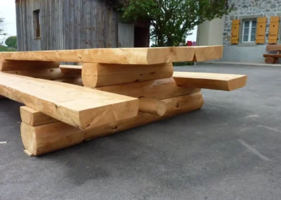 Grande table de pique‑nique en bois massif avec bancs intégrés – Essentiel Bois Adejo Sàrl