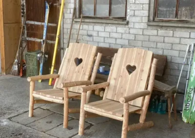 Deux fauteuils en bois massif avec découpe en forme de cœur – Essentiel Bois Adejo Sàrl