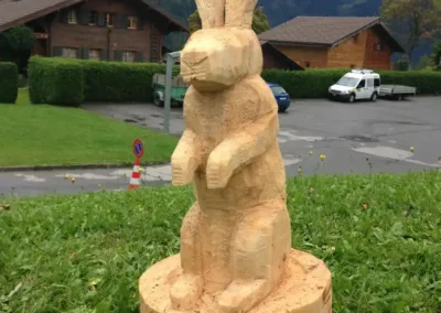 Sculpture en bois représentant un lapin debout – Essentiel Bois Adejo Sàrl
