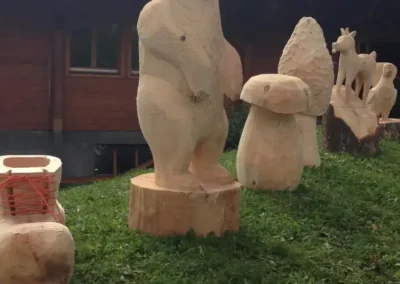Sculptures en bois représentant un ours, un champignon et des animaux – Essentiel Bois Adejo Sàrl