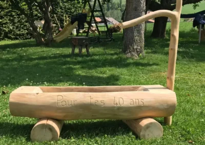Abreuvoir en bois sculpté avec inscription personnalisée – Essentiel Bois Adejo Sàrl