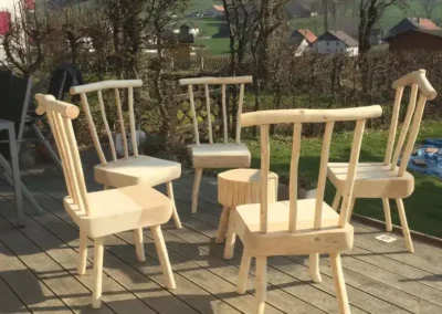 Chaises artisanales en bois massif disposées en extérieur – Essentiel Bois Adejo Sàrl