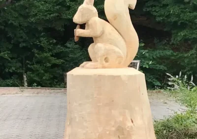 Écureuil sculpté dans une souche en bois – Essentiel Bois Adejo Sàrl