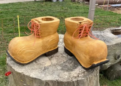 Paire de bottes sculptées en bois sur souche – Essentiel Bois Adejo Sàrl