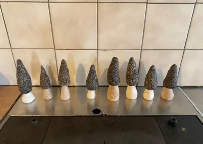 Petites sculptures en bois représentant des morilles – Essentiel Bois Adejo Sàrl
