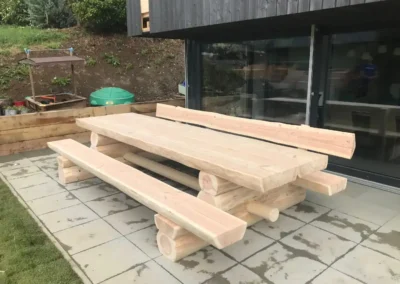 Grande table de jardin en bois massif avec bancs intégrés – Essentiel Bois Adejo Sàrl