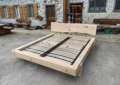 Lit en bois massif artisanal posé en extérieur – Essentiel Bois Adejo Sàrl