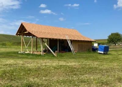 Construction d’un abri en charpente bois avec couverture neuve – Essentiel Bois Adejo Sàrl