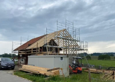 Pose d’une charpente bois avec échafaudage sur bâtiment en rénovation – Essentiel Bois Adejo Sàrl