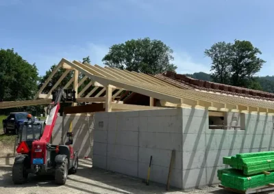 Pose d’une charpente bois sur bâtiment en construction – Essentiel Bois Adejo Sàrl