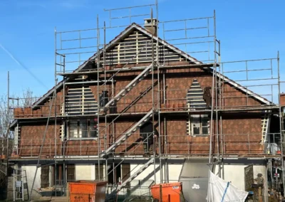Rénovation de toiture avec échafaudage sur maison traditionnelle – Essentiel Bois Adejo Sàrl
