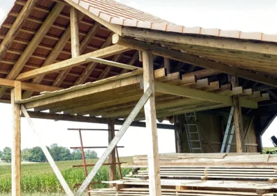 Montage d’une charpente bois traditionnelle avec couverture en tuiles – Essentiel Bois Adejo Sàrl