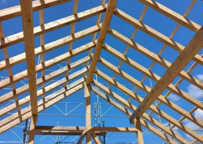 Charpente bois en construction avec structure complète de toiture – Essentiel Bois Adejo Sàrl