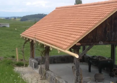 Toiture en tuiles neuves sur structure bois d’un abri extérieur – Essentiel Bois Adejo Sàrl