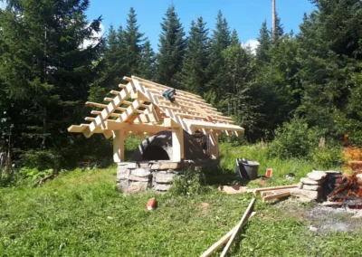 Construction d’une charpente bois pour abri en pierre en pleine nature – Essentiel Bois Adejo Sàrl