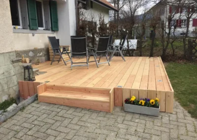 Construction d’une terrasse en bois sur mesure devant une maison – Essentiel Bois Adejo Sàrl