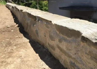Rénovation et renforcement d’un mur en pierre extérieure – Essentiel Bois Adejo Sàrl