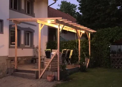 Construction d’une pergola en bois pour terrasse résidentielle – Essentiel Bois Adejo Sàrl